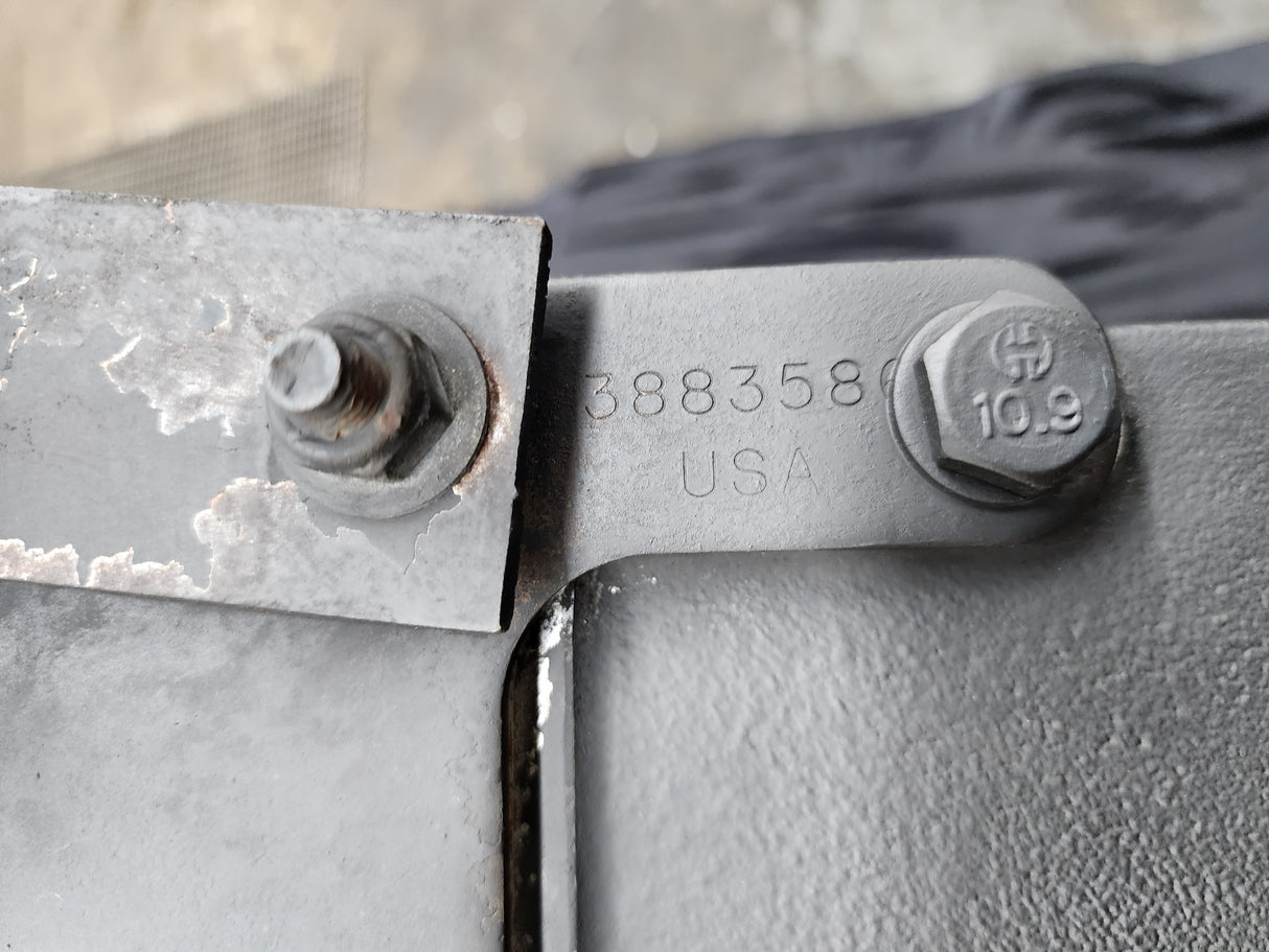 2004 Cummins ISM 320V Diesel Engine Rocker Arm Housing with Front Lifting Bracket, EGR Valve & Air Intake Manifold