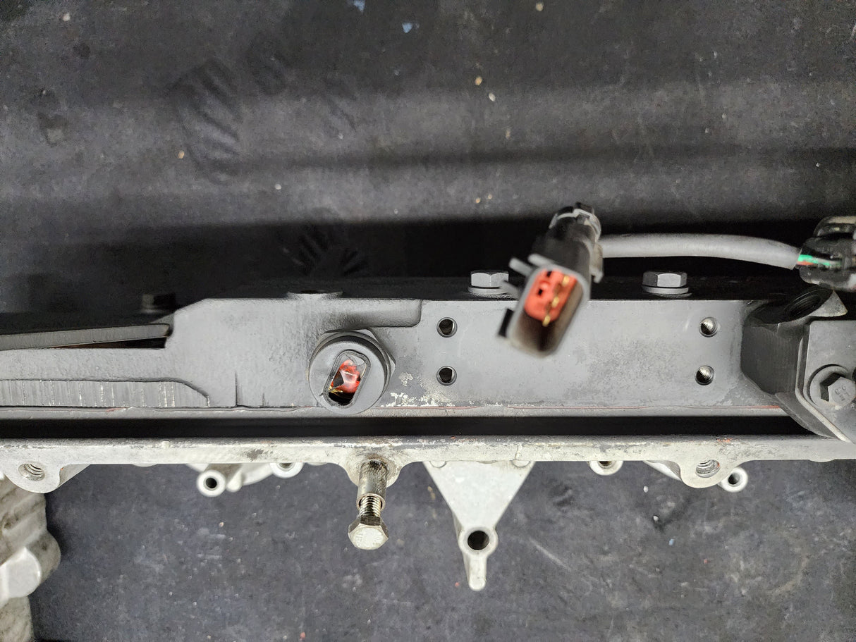 2004 Cummins ISM 320V Diesel Engine Rocker Arm Housing with Front Lifting Bracket, EGR Valve & Air Intake Manifold