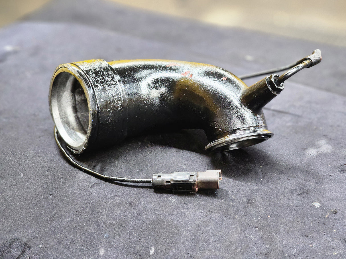 Mack 21262488 Air Intake Transfer Elbow Tube With Sensor For Sale