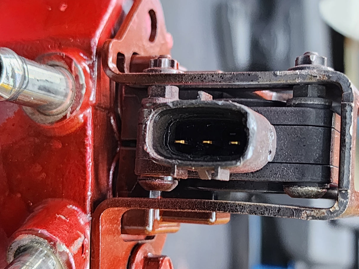 2008 Cummins ISM 410 Diesel Engine Rocker Arm Housing with Front Lifting Bracket, EGR Valve, Air Intake Manifold & Wire Harness