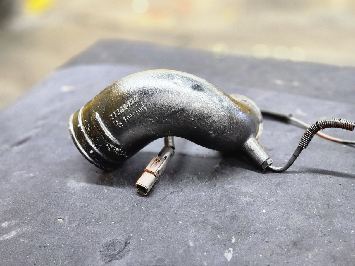 Mack 21262488 Air Intake Transfer Elbow Tube With Sensor For Sale