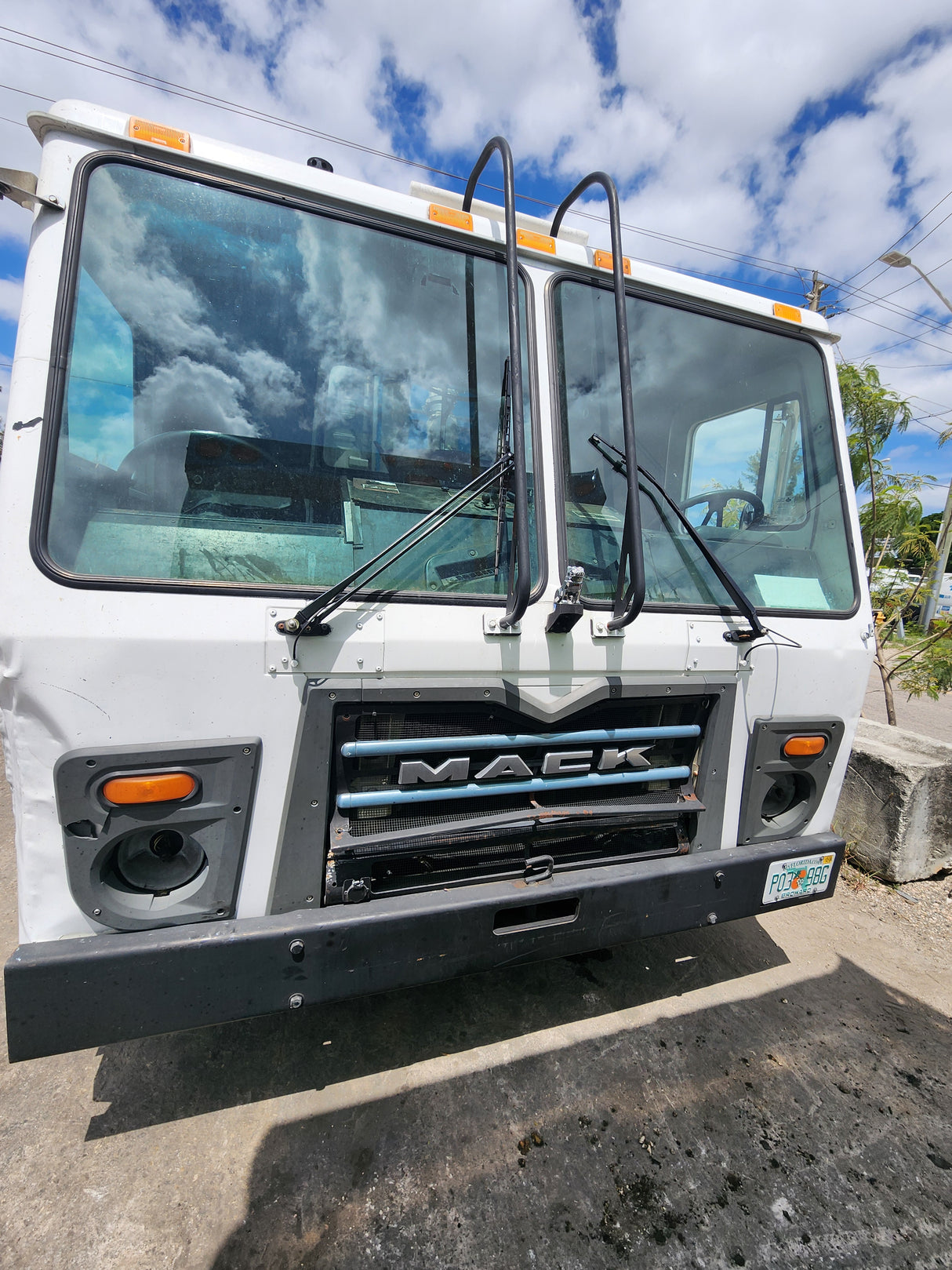 2011 Mack LEU613 Series 600 Garbage Truck W/ Mack MP7 Diesel Engine