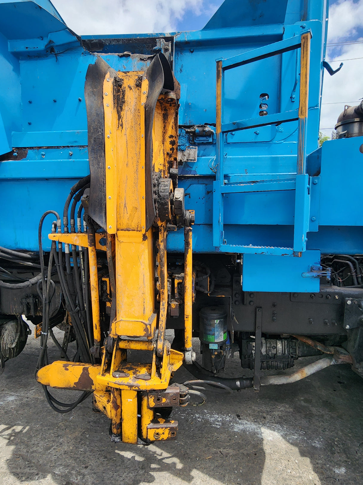 2011 Mack LEU613 Series 600 Garbage Truck W/ Mack MP7 Diesel Engine