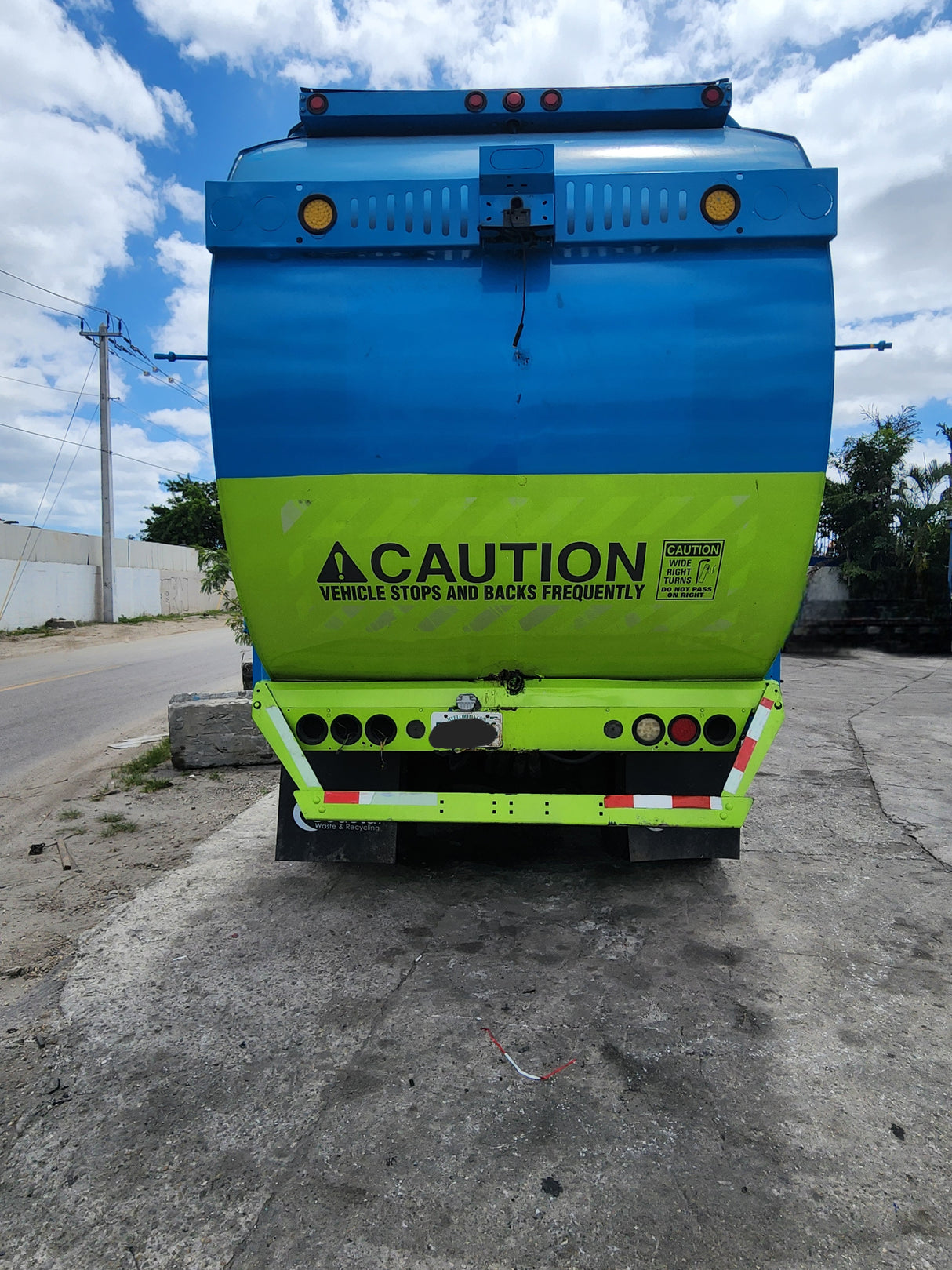 2011 Mack LEU613 Series 600 Garbage Truck W/ Mack MP7 Diesel Engine