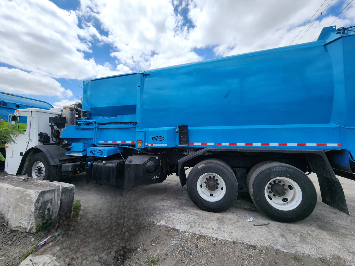2011 Mack LEU613 Series 600 Garbage Truck W/ Mack MP7 Diesel Engine