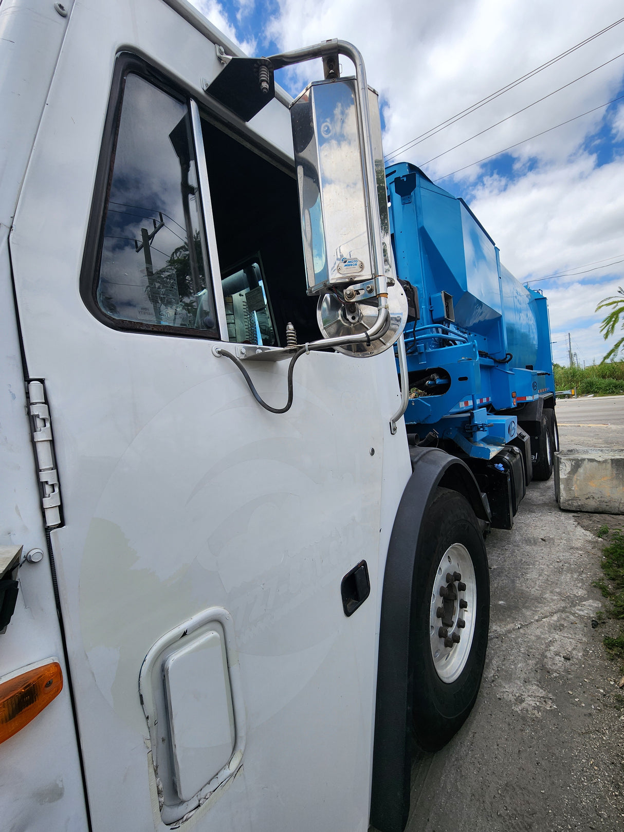 2011 Mack LEU613 Series 600 Garbage Truck W/ Mack MP7 Diesel Engine