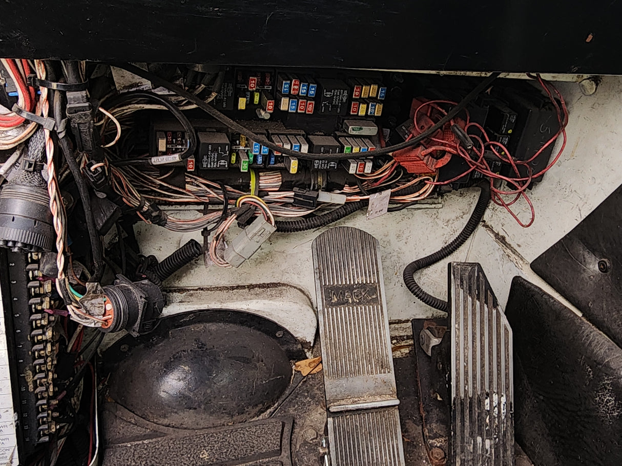 2011 Mack LEU613 Series 600 Garbage Truck W/ Mack MP7 Diesel Engine