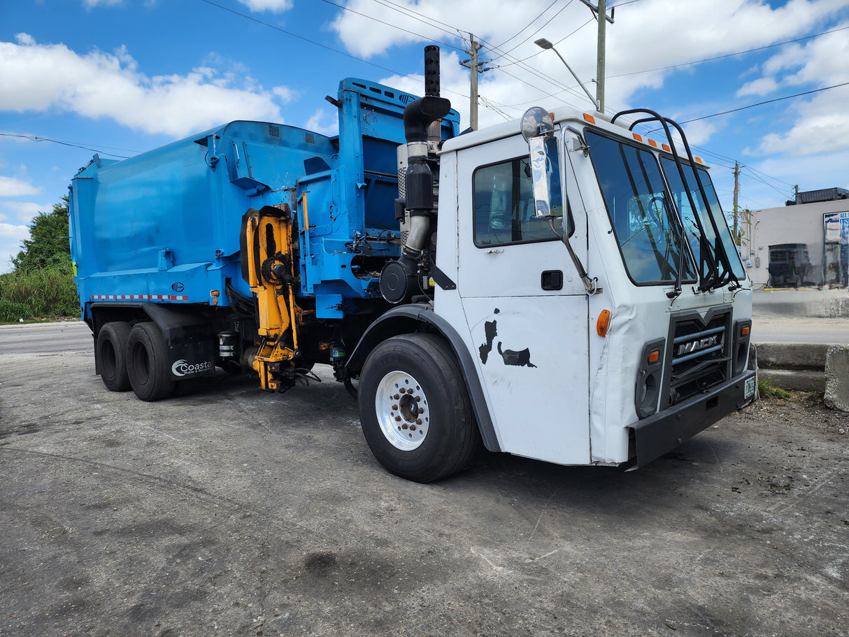 2011 Mack LEU613 Series 600 Garbage Truck W/ Mack MP7 Diesel Engine