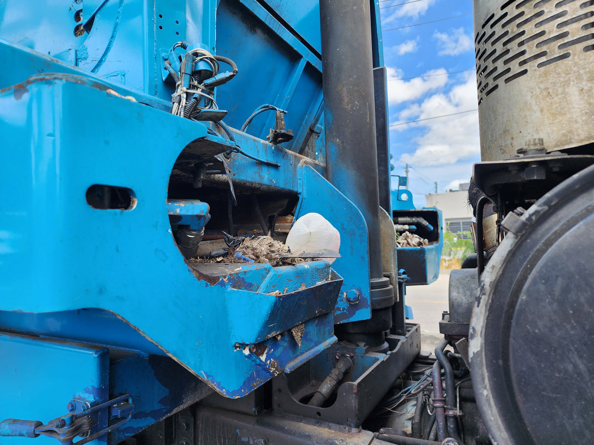 2011 Mack LEU613 Series 600 Garbage Truck W/ Mack MP7 Diesel Engine