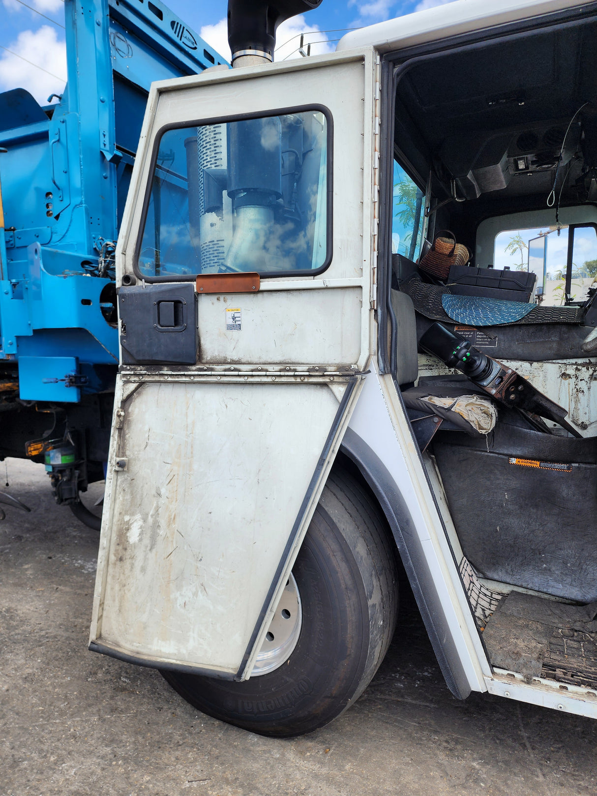 2011 Mack LEU613 Series 600 Garbage Truck W/ Mack MP7 Diesel Engine