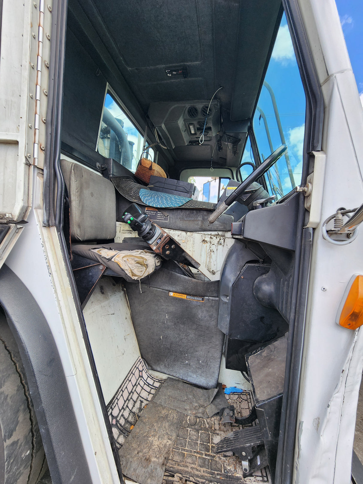 2011 Mack LEU613 Series 600 Garbage Truck W/ Mack MP7 Diesel Engine