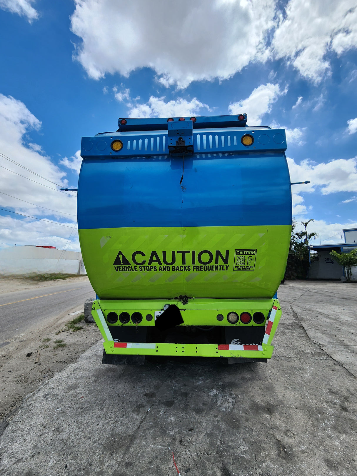 2011 Mack LEU613 Series 600 Garbage Truck W/ Mack MP7 Diesel Engine