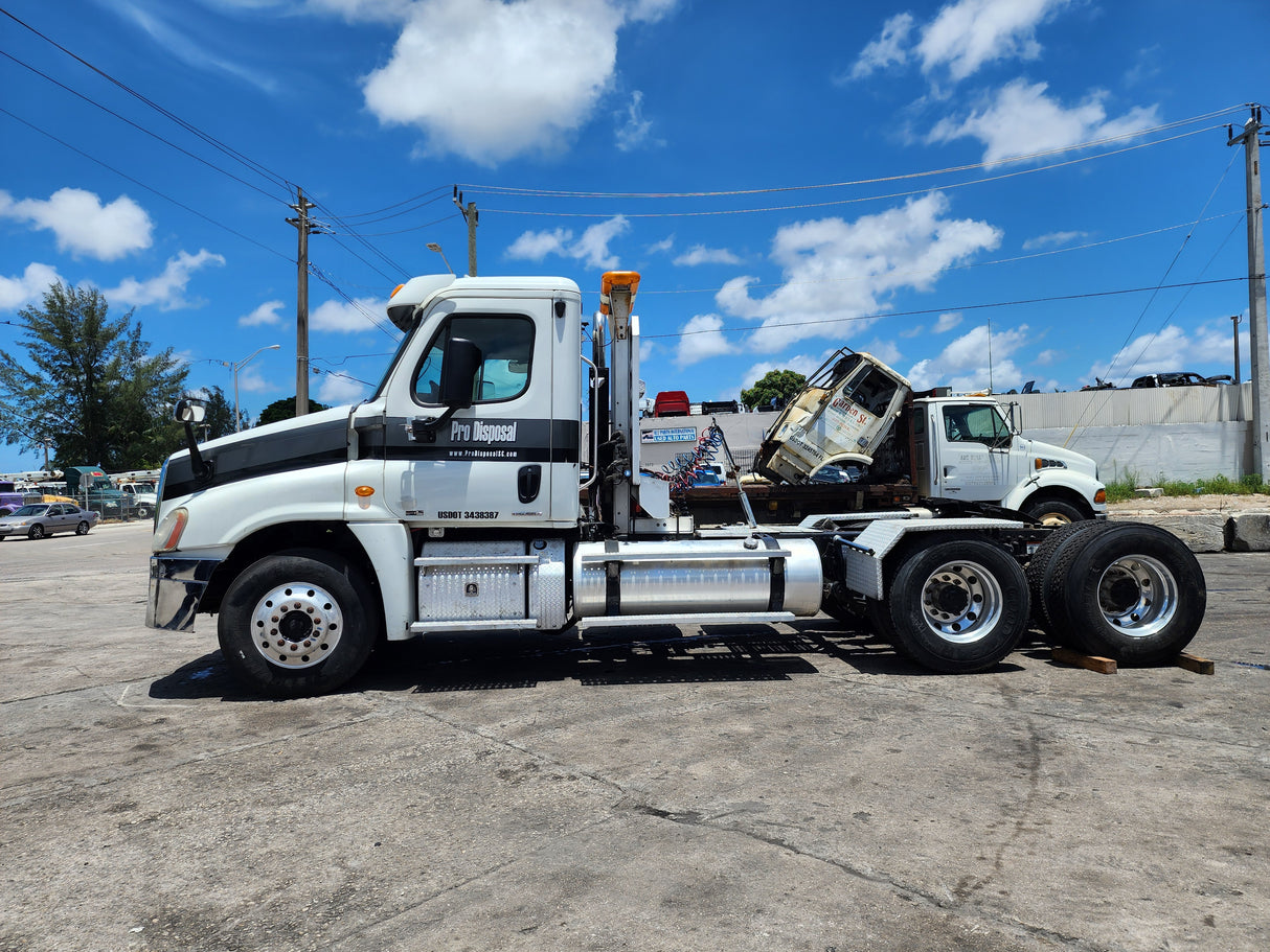 2012 Freightliner Cascadia 125 Cab & Chassis Truck GLIDER KIT (NO ENGINE NO TRANSMISSION)
