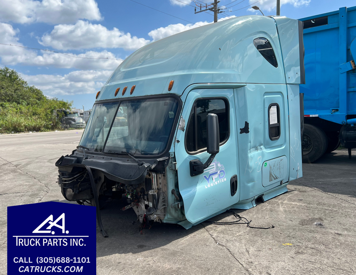 2016 Freightliner Cascadia 132 HIGH ROOF SLEEPER CAB