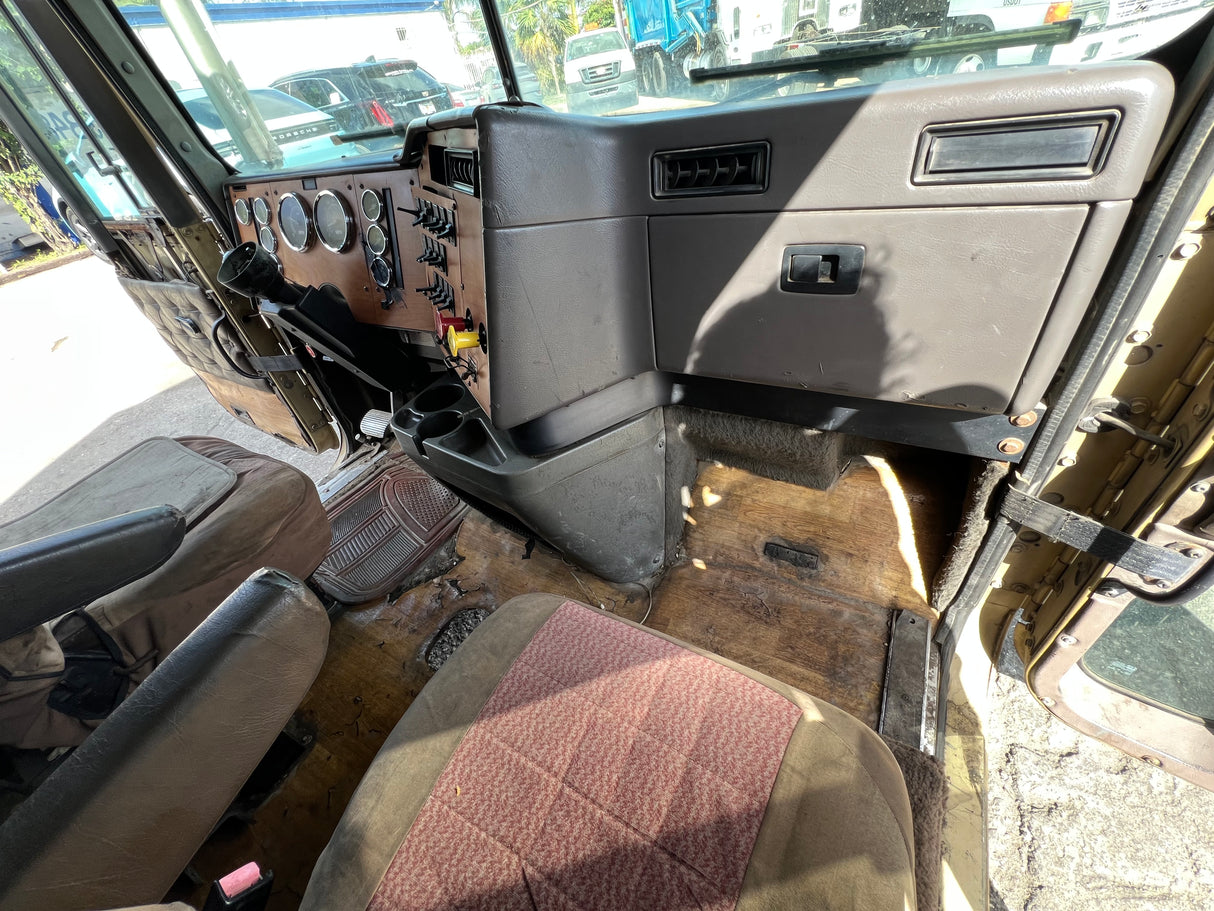 1997 International 9200 SBA Cab