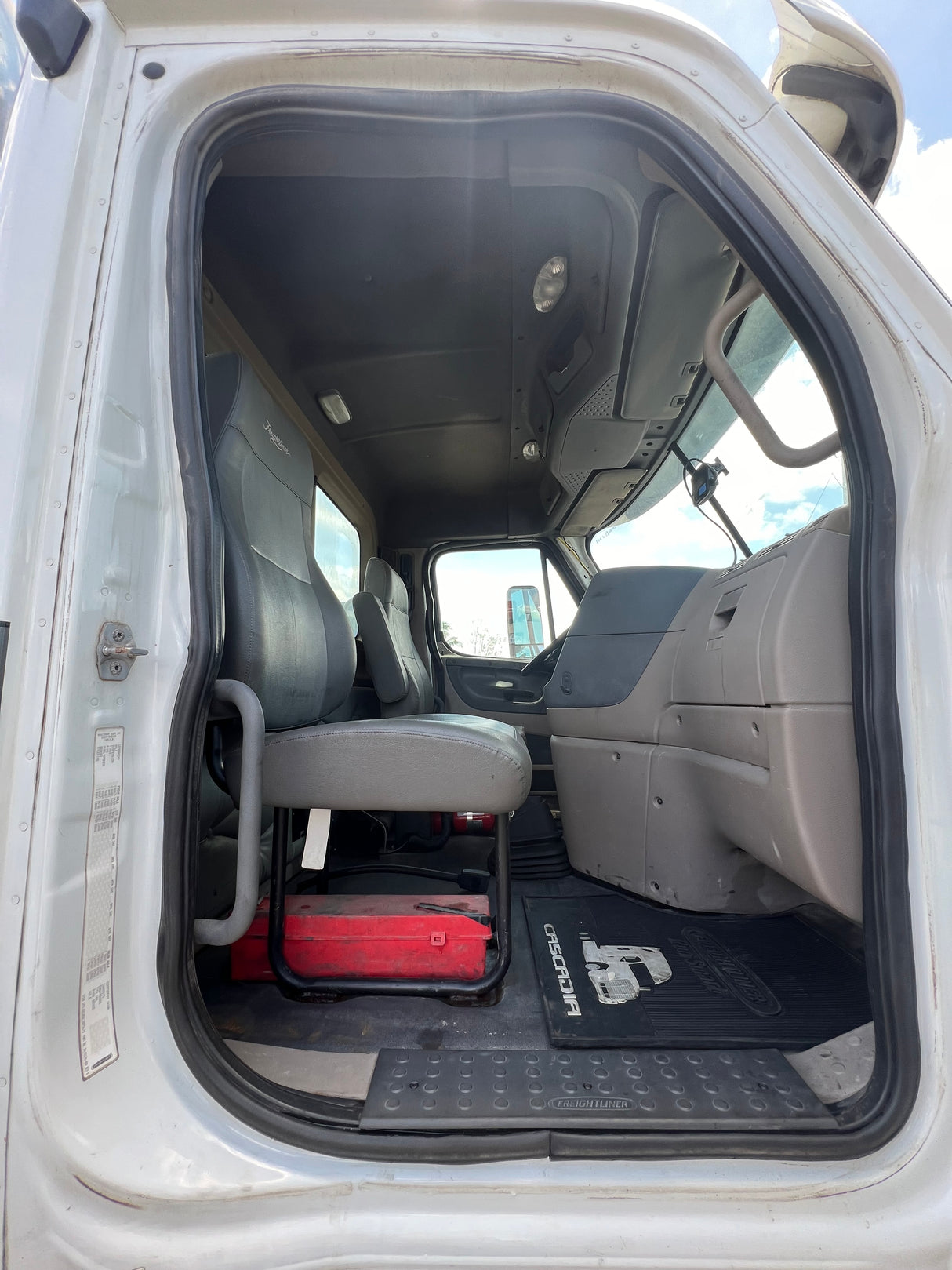 2012 Freightliner Cascadia 125 Cab & Chassis Truck GLIDER KIT (NO ENGINE NO TRANSMISSION)