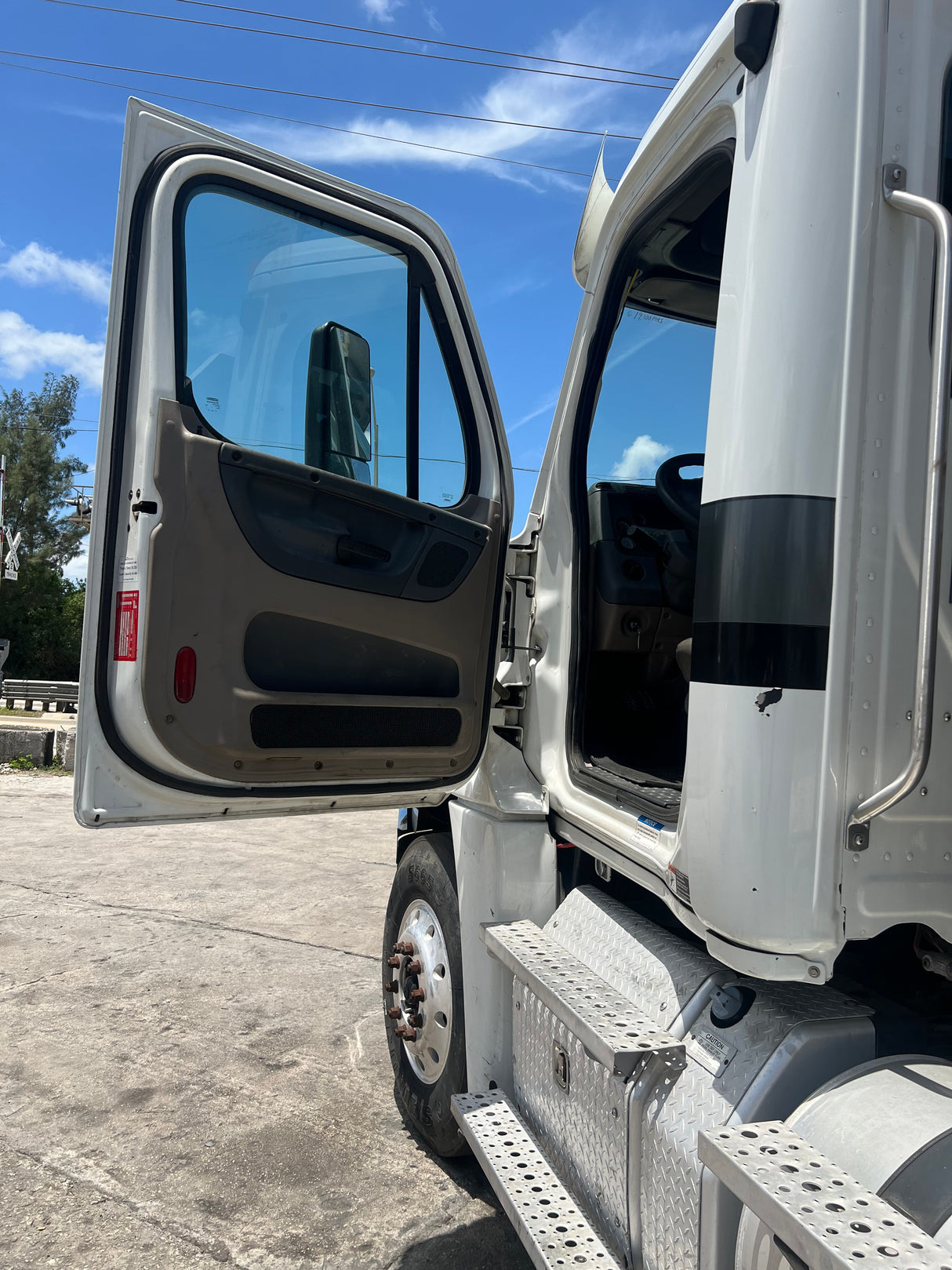 2012 Freightliner Cascadia 125 Cab & Chassis Truck GLIDER KIT (NO ENGINE NO TRANSMISSION)