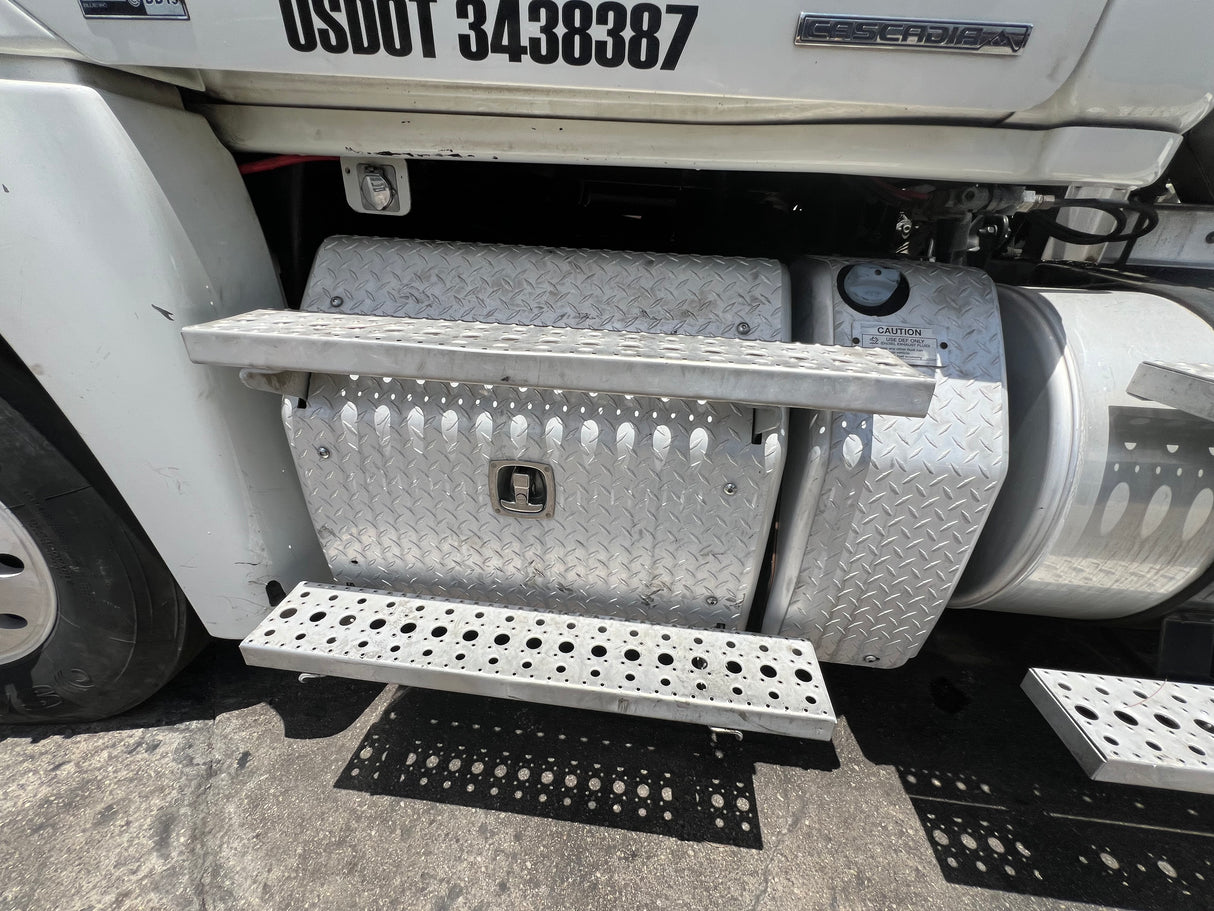 2012 Freightliner Cascadia 125 Cab & Chassis Truck GLIDER KIT (NO ENGINE NO TRANSMISSION)