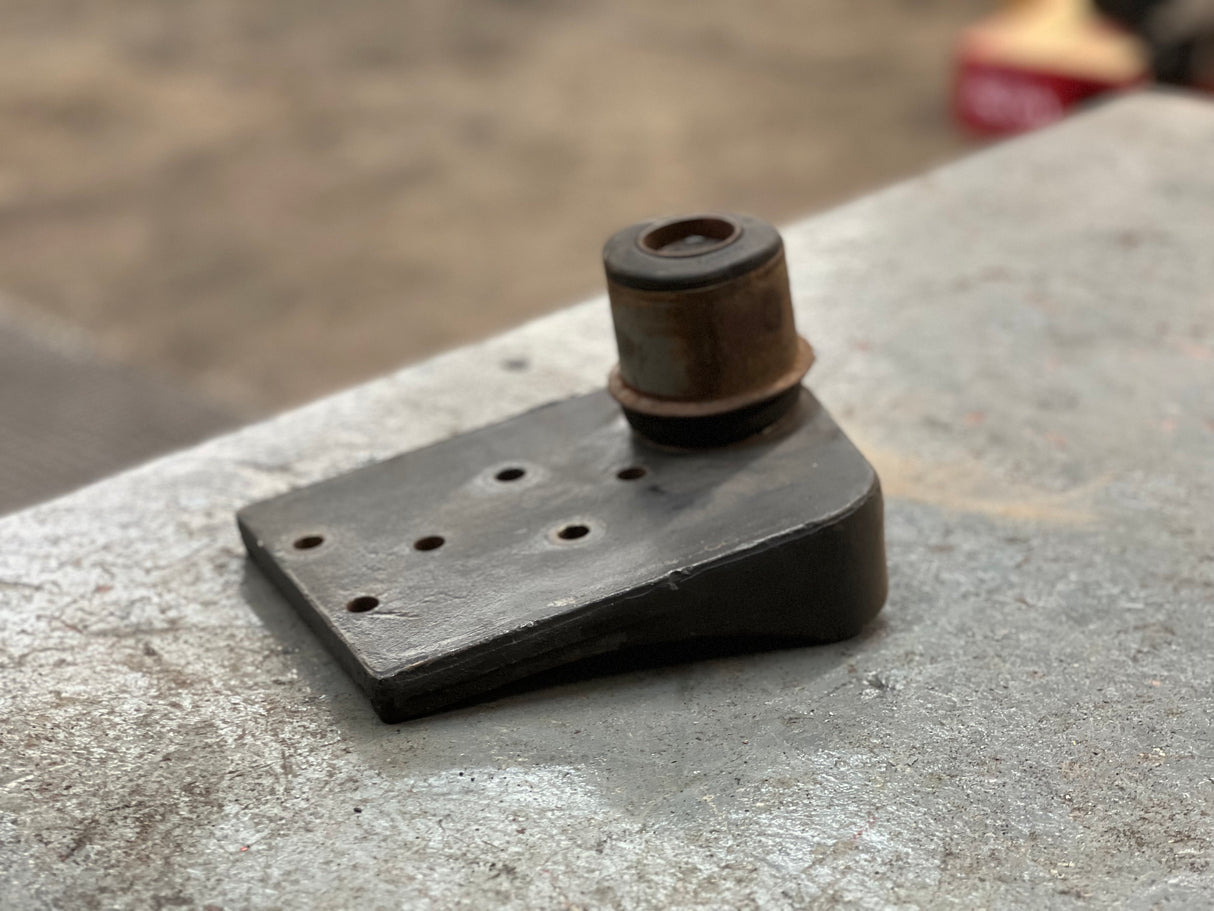 Cummins ISL9 Flywheel Housing Support A1200151-002, RIGHT / PASSENGER'S SIDE