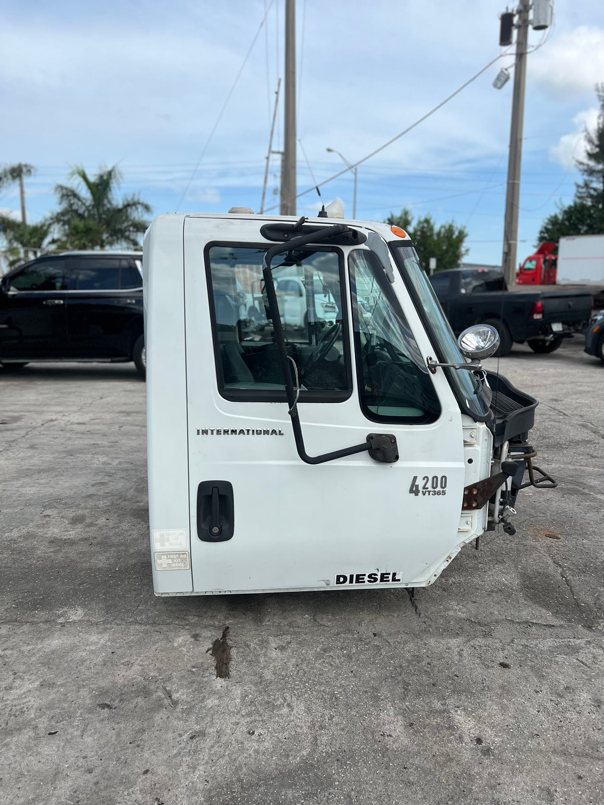 2004 International 4200 SBA - SET-BACK-AXLE Cab