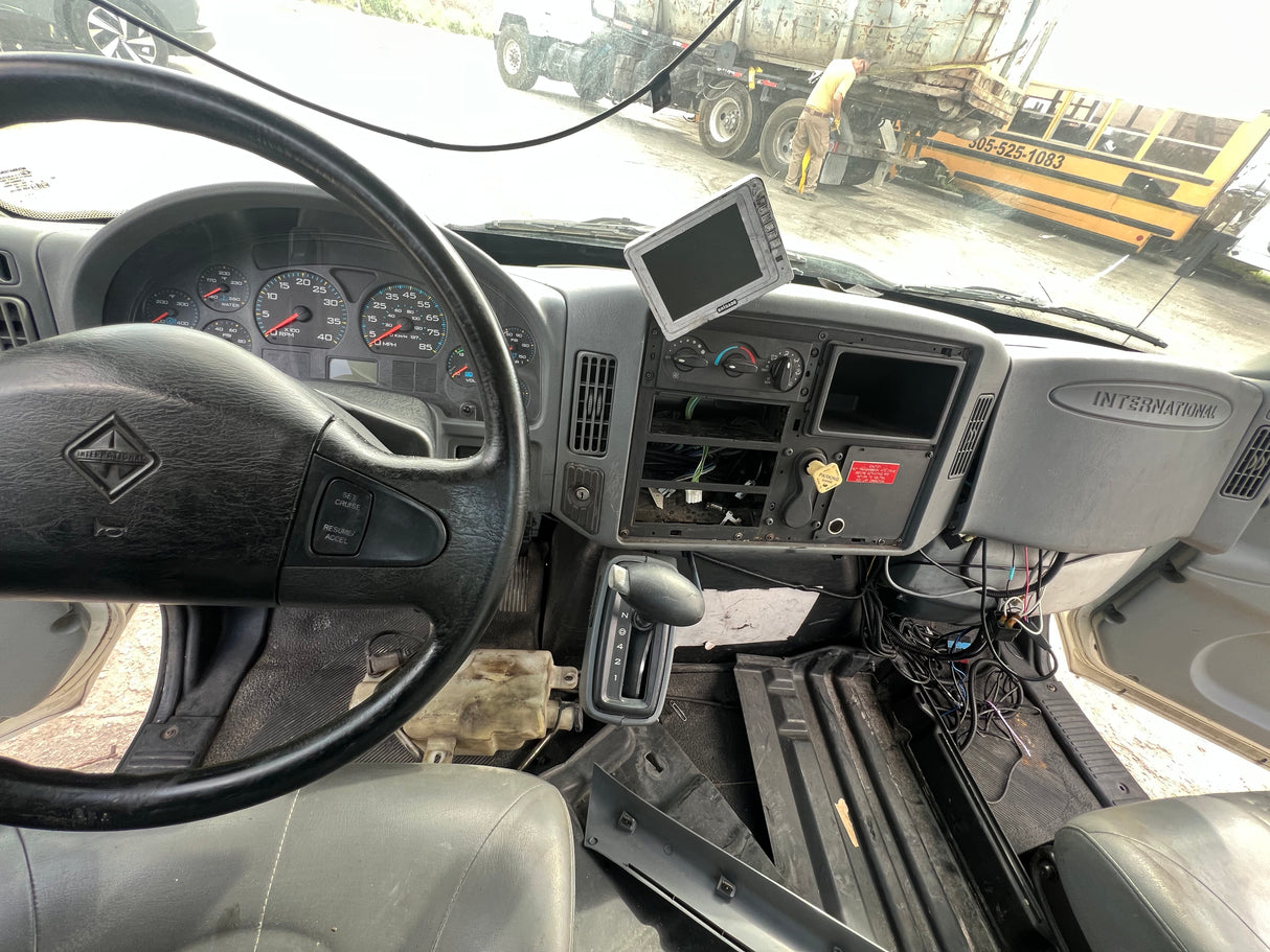 2004 International 4200 SBA - SET-BACK-AXLE Cab