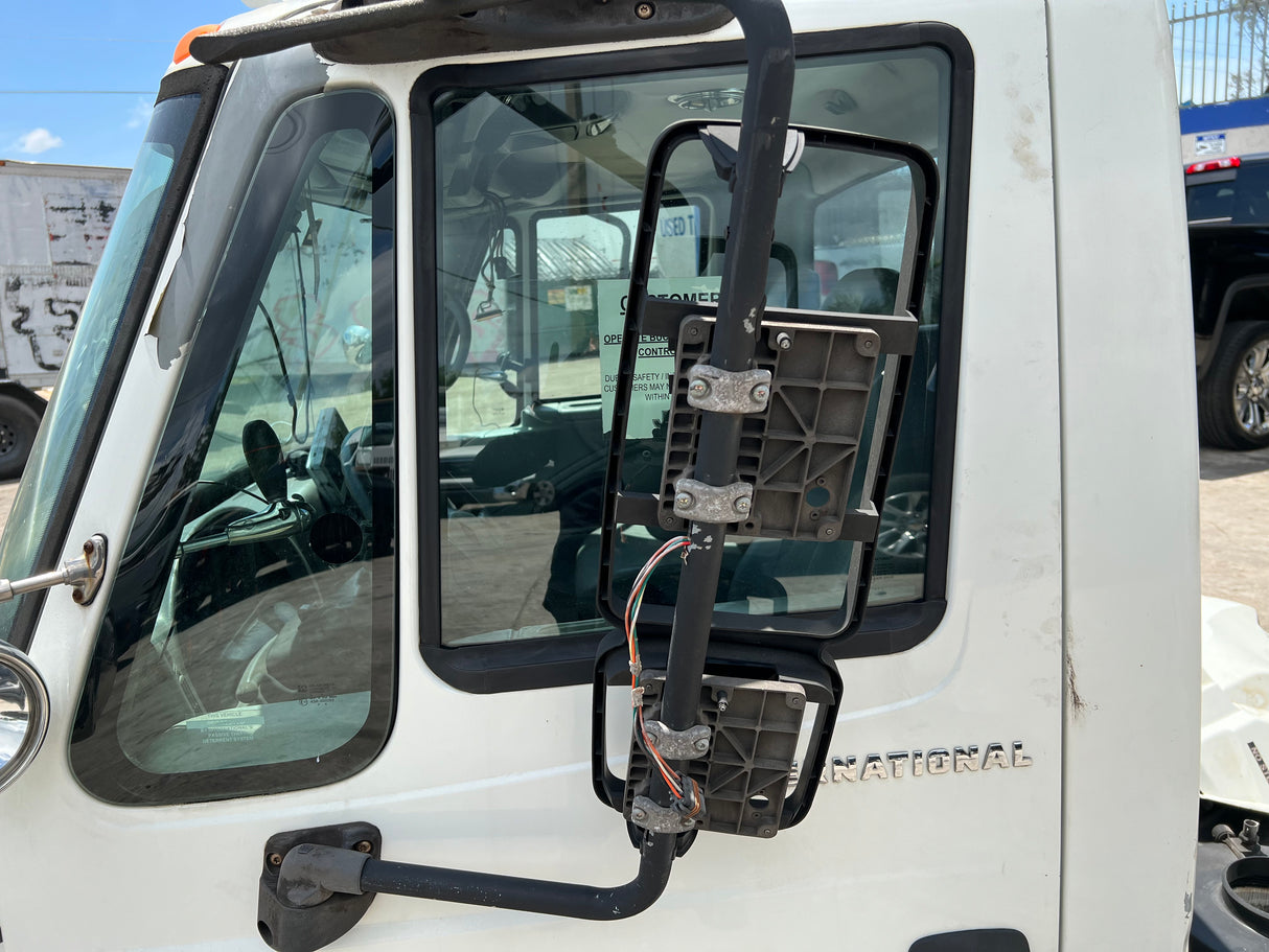 2004 International 4200 SBA - SET-BACK-AXLE Cab