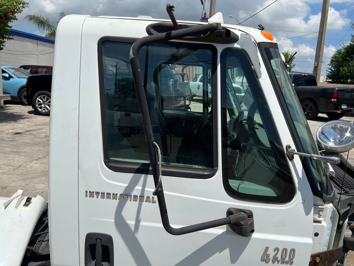 2004 International 4200 SBA - SET-BACK-AXLE Cab