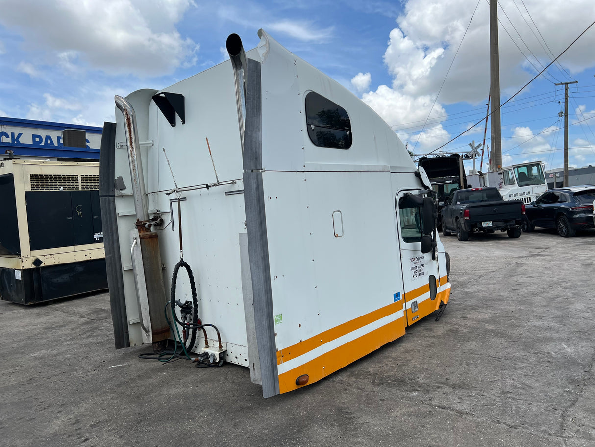 2004 Freightliner Columbia 120 Conventional CAB