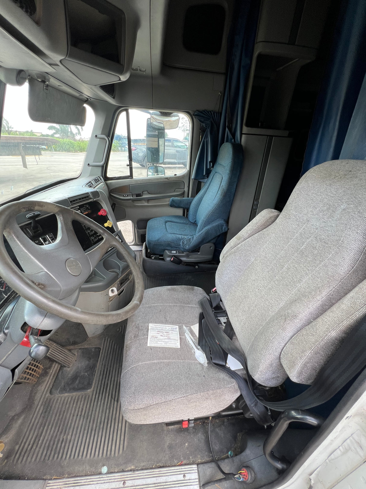 2004 Freightliner Columbia 120 Conventional CAB