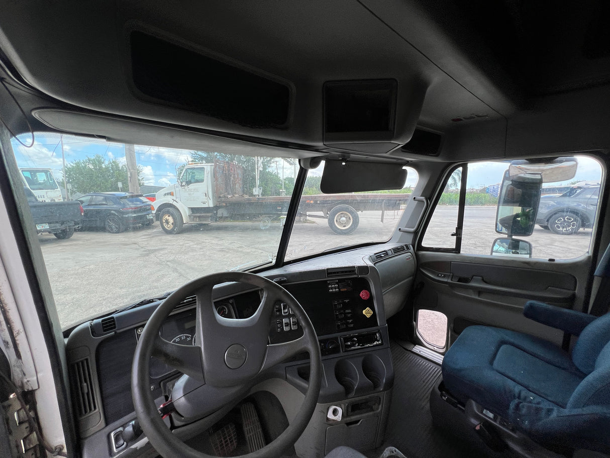 2004 Freightliner Columbia 120 Conventional CAB