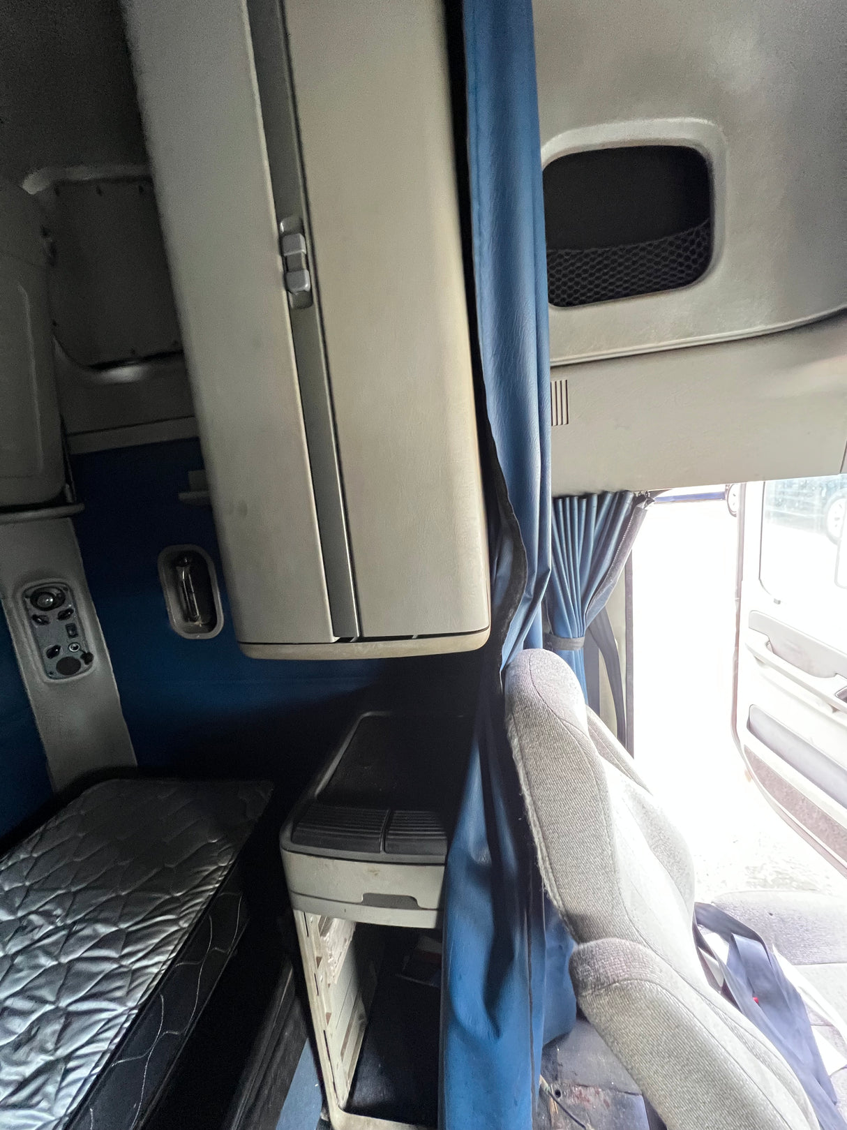 2004 Freightliner Columbia 120 Conventional CAB