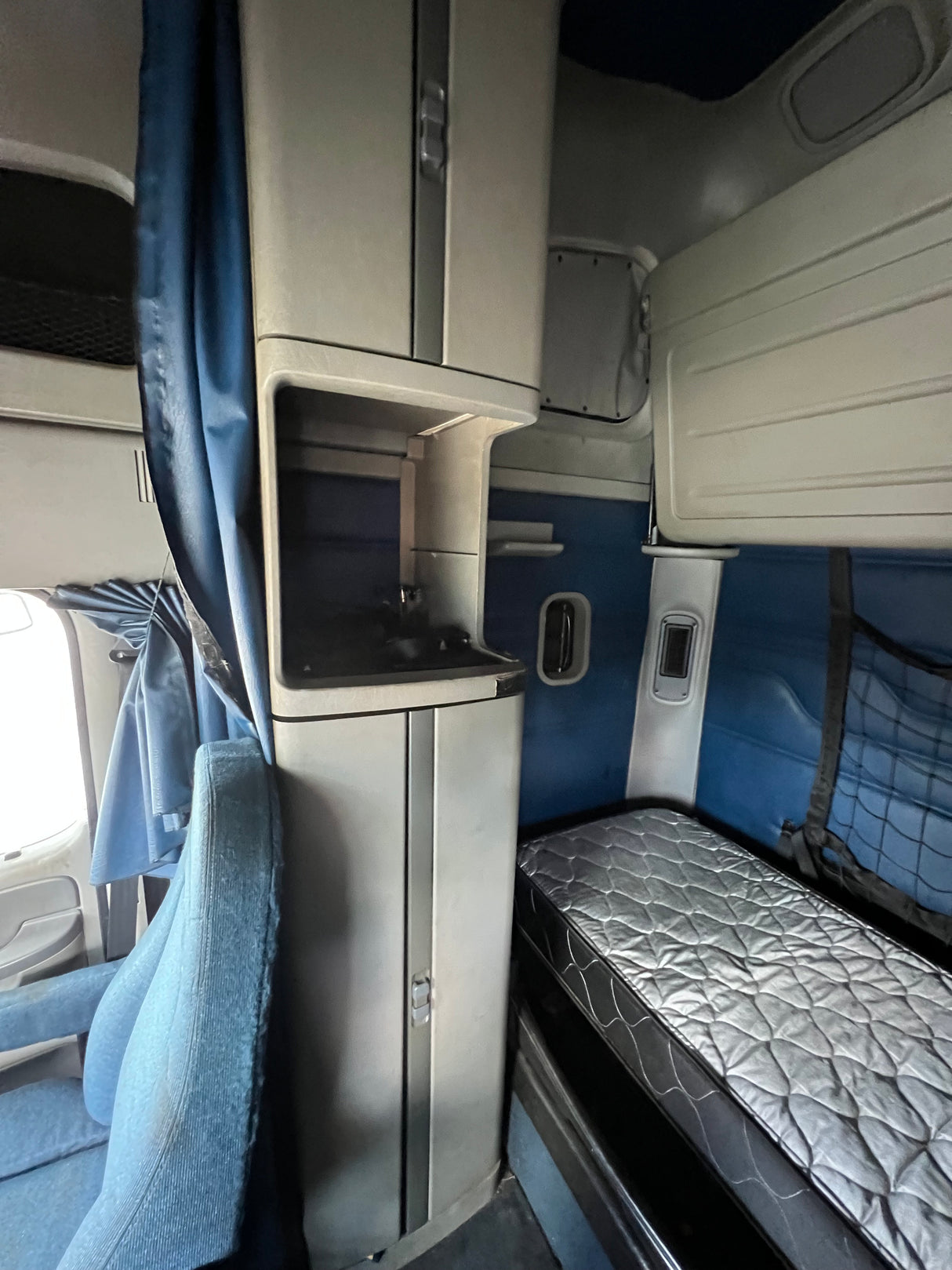 2004 Freightliner Columbia 120 Conventional CAB