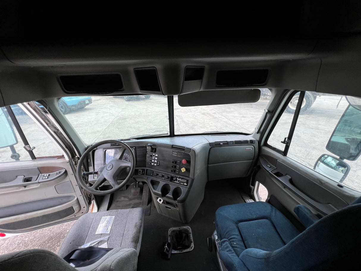 2004 Freightliner Columbia 120 Conventional CAB