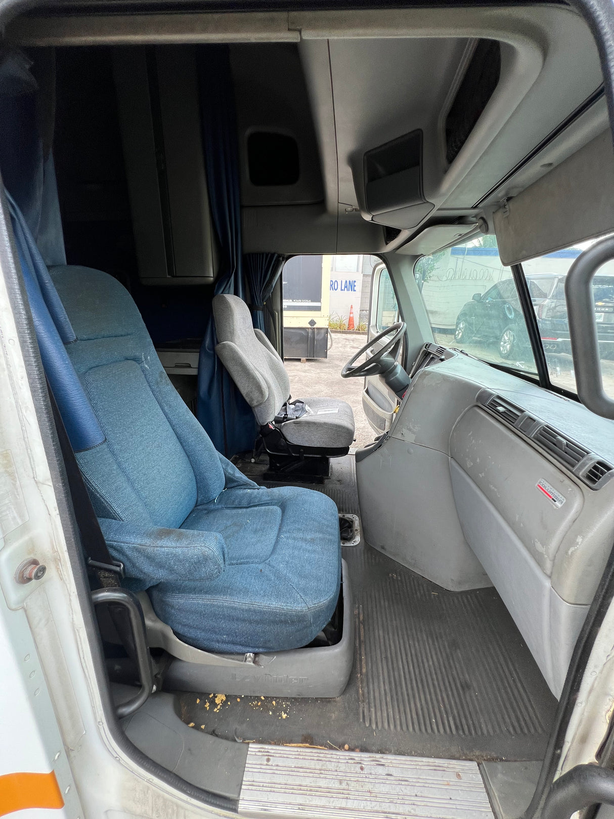 2004 Freightliner Columbia 120 Conventional CAB