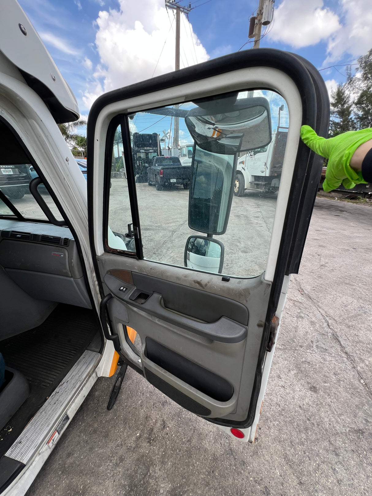 2004 Freightliner Columbia 120 Conventional CAB