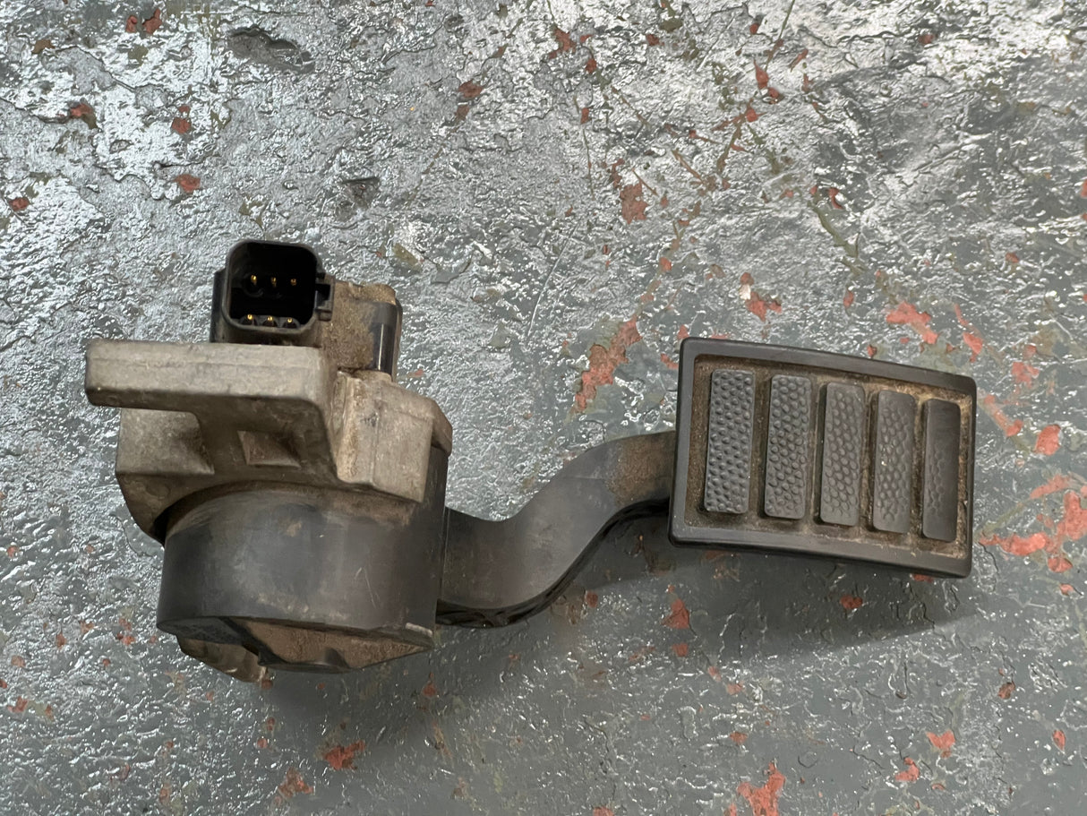 2006 Volvo Accelerator Pedal 133667