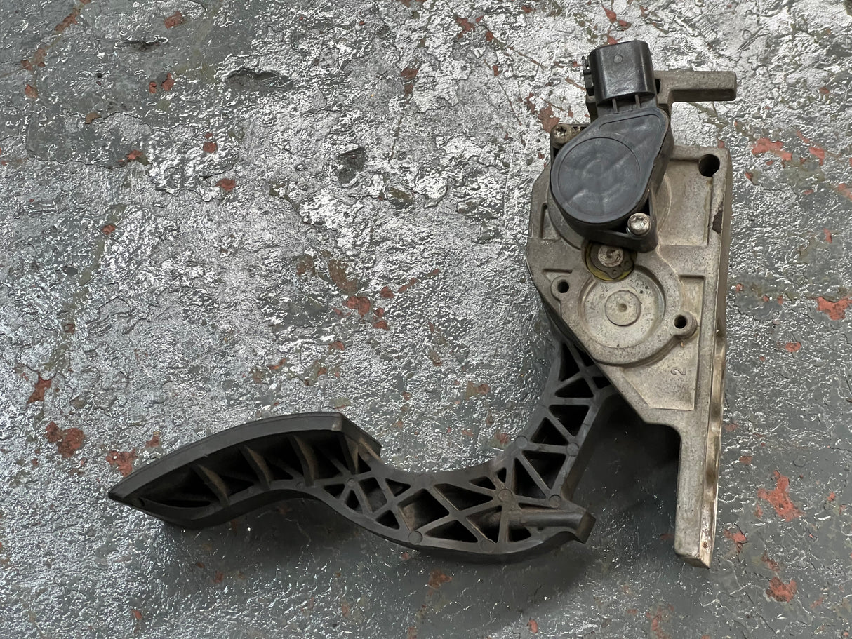 2006 Volvo Accelerator Pedal 133667