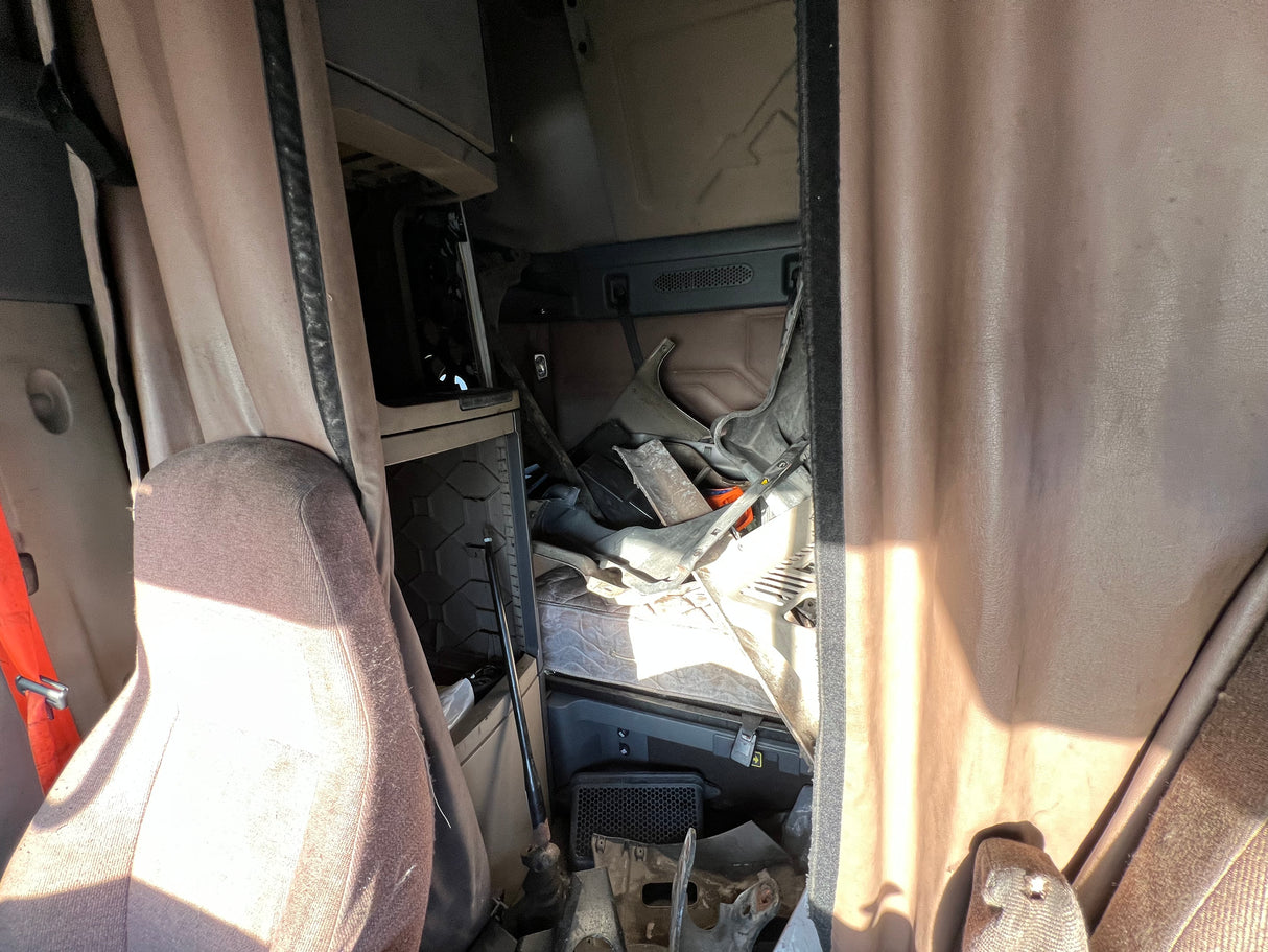 2016 Freightliner Cascadia 125 High Roof Sleeper CAB Shell