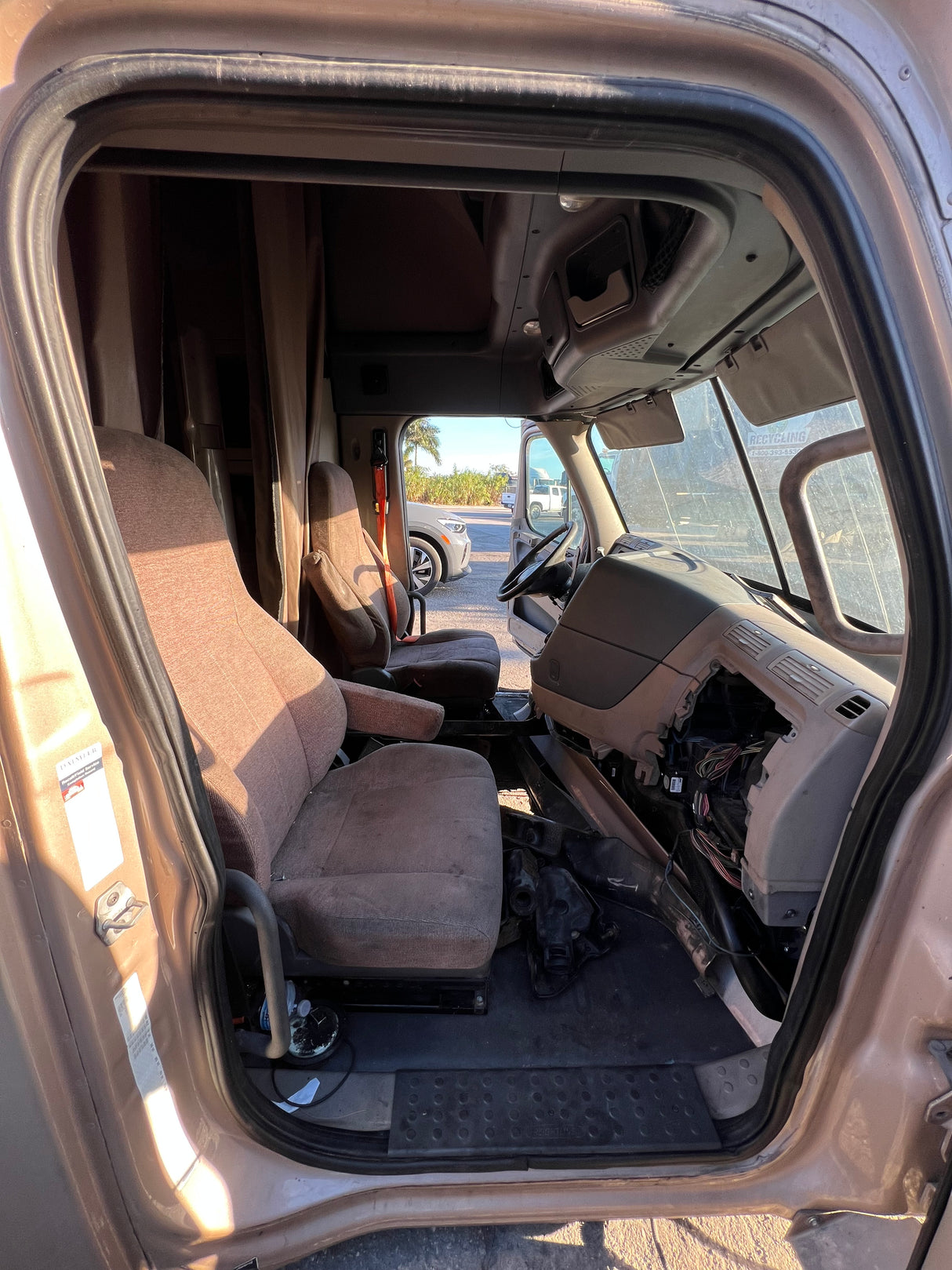 2016 Freightliner Cascadia 125 High Roof Sleeper CAB Shell