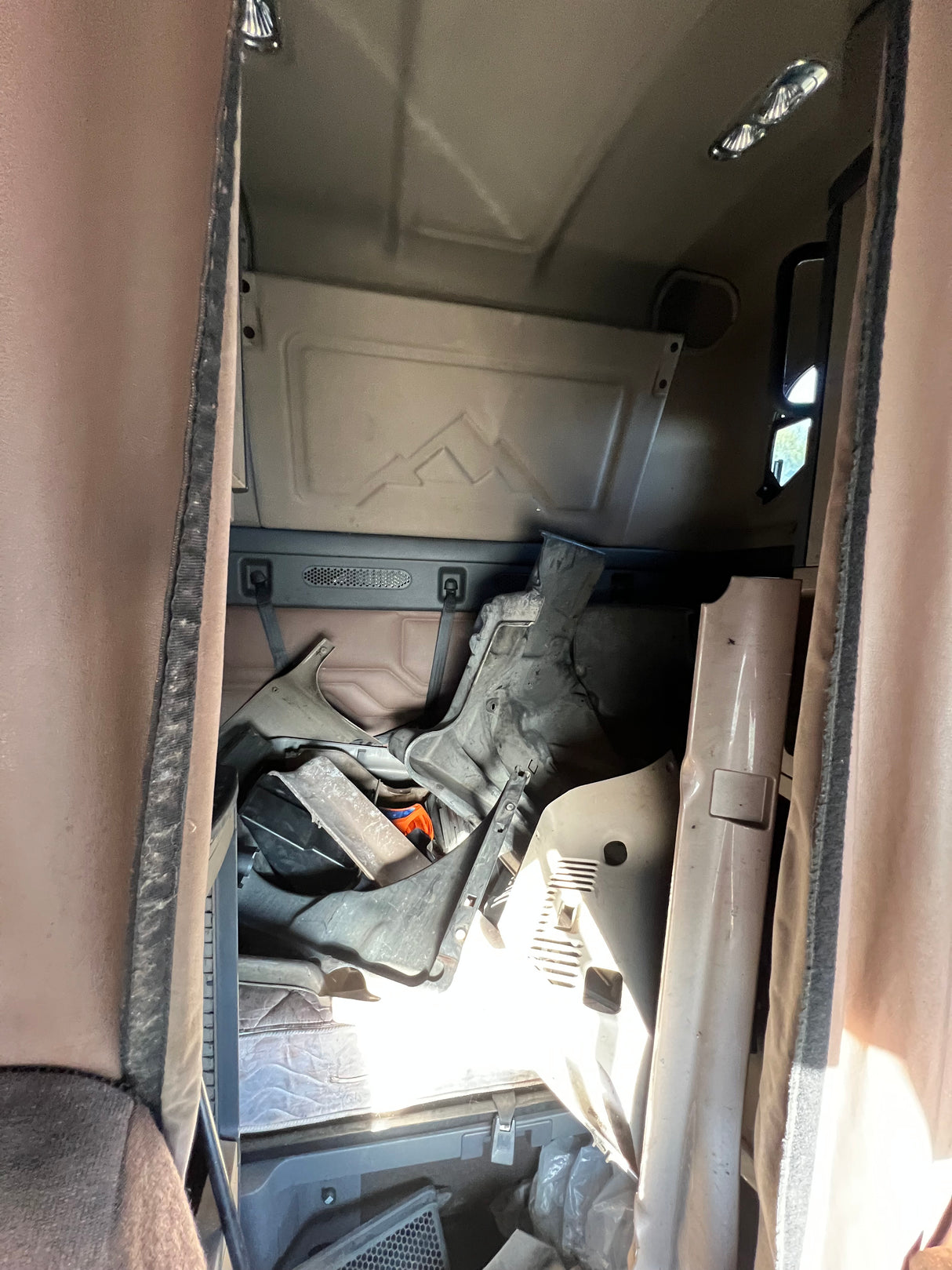 2016 Freightliner Cascadia 125 High Roof Sleeper CAB Shell