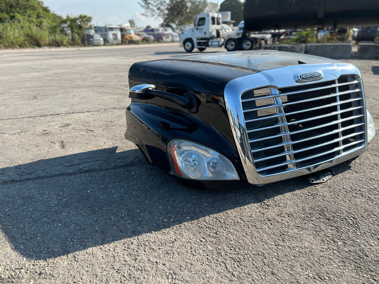 2013 Freightliner Cascadia 125 Hood