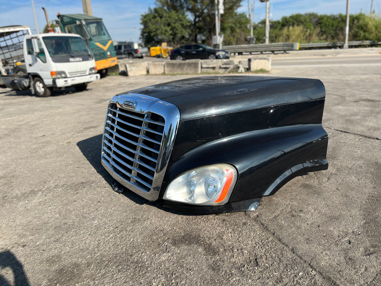 2013 Freightliner Cascadia 125 Hood