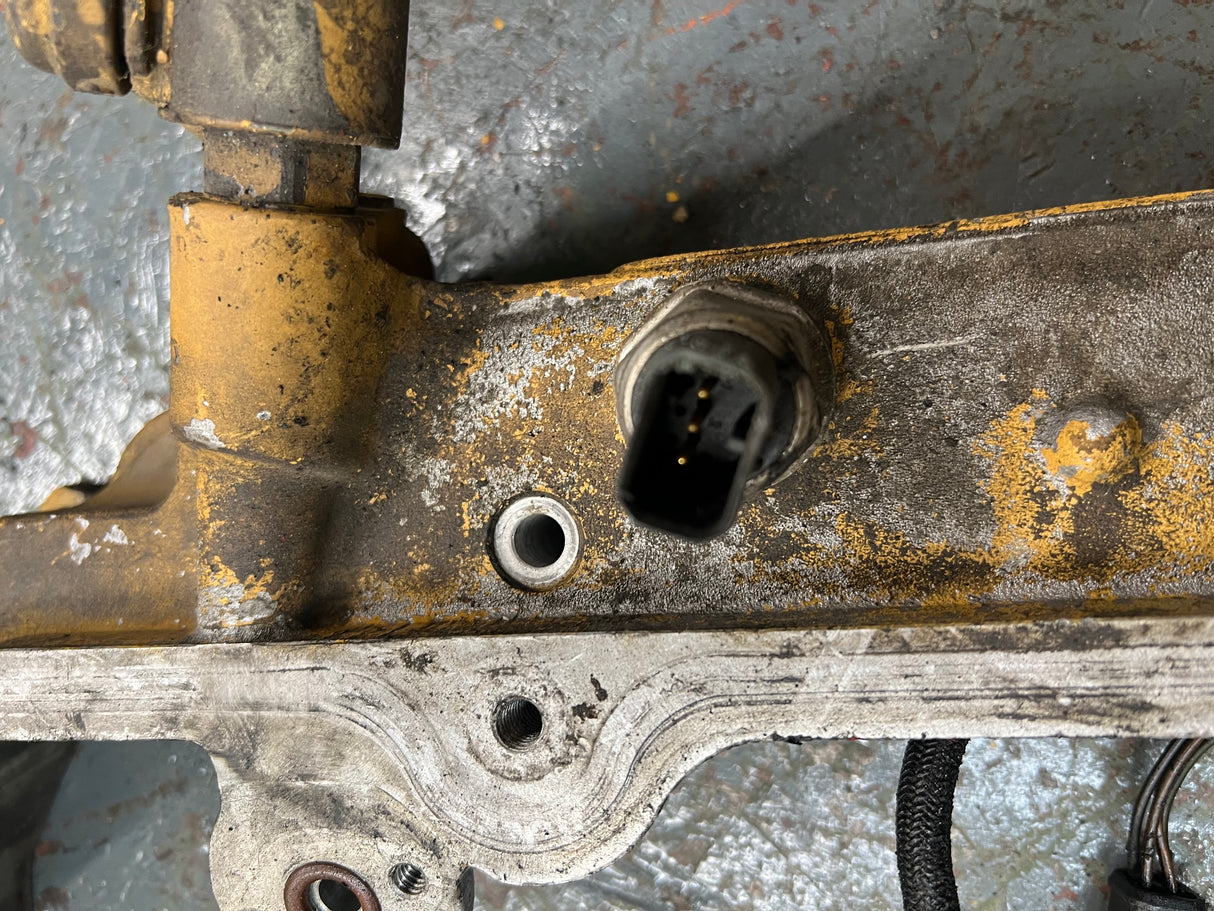 OEM Caterpillar C15 Valve Cover Spacer / Rocker Arm Housing 304-3313