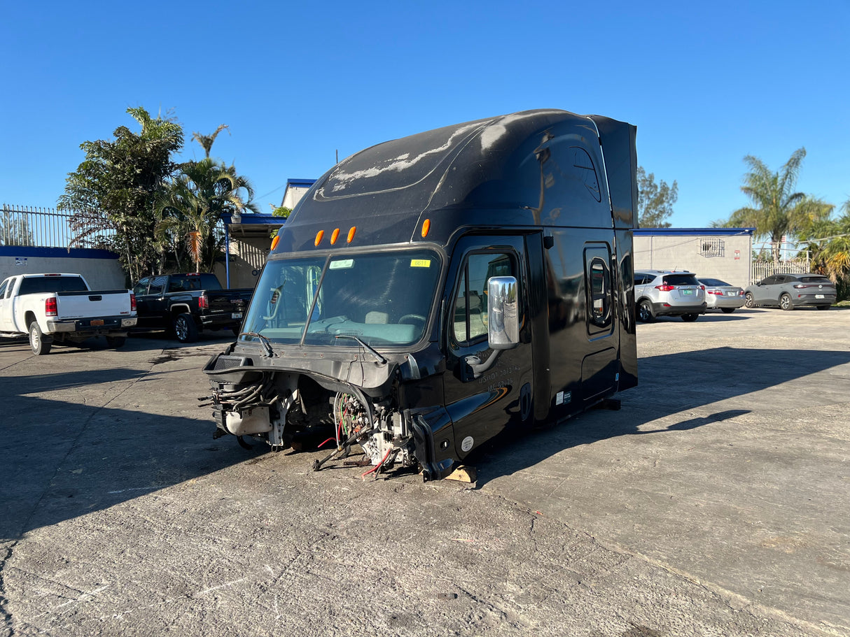 2013 Freightliner Cascadia 125 Conventional Sleeper Cab