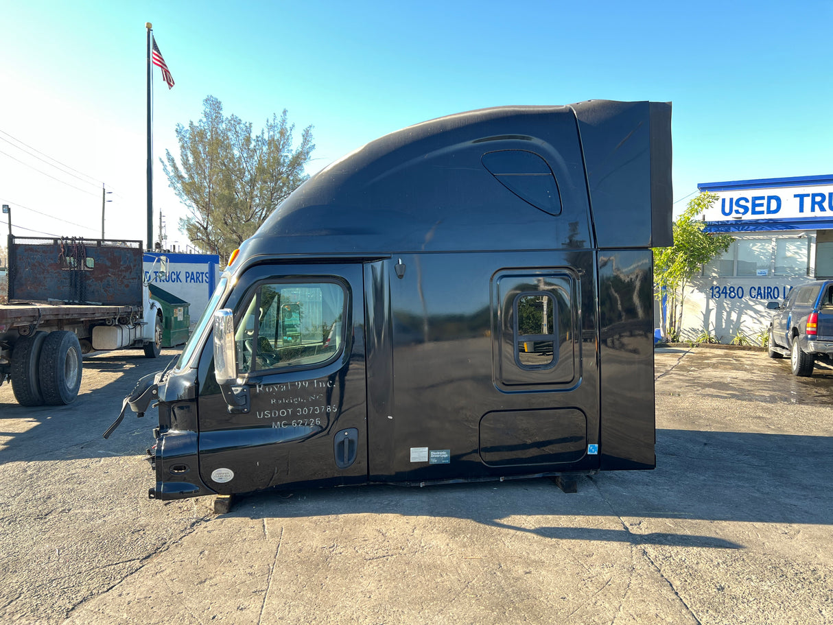 2013 Freightliner Cascadia 125 Conventional Sleeper Cab