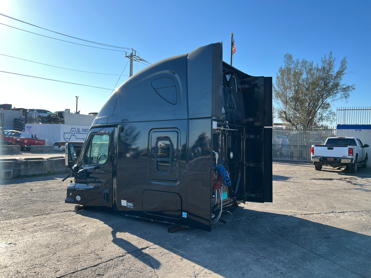 2013 Freightliner Cascadia 125 Conventional Sleeper Cab