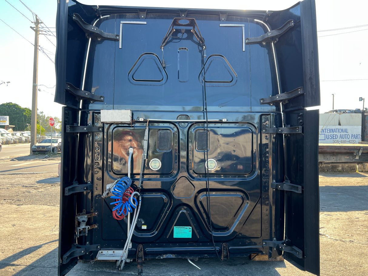 2013 Freightliner Cascadia 125 Conventional Sleeper Cab