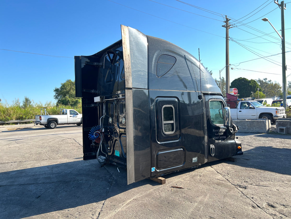 2013 Freightliner Cascadia 125 Conventional Sleeper Cab