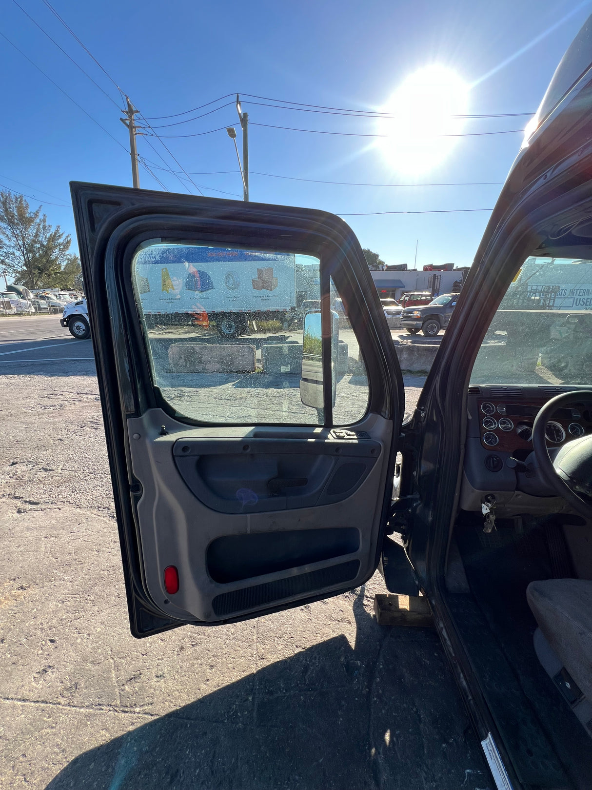 2013 Freightliner Cascadia 125 Conventional Sleeper Cab