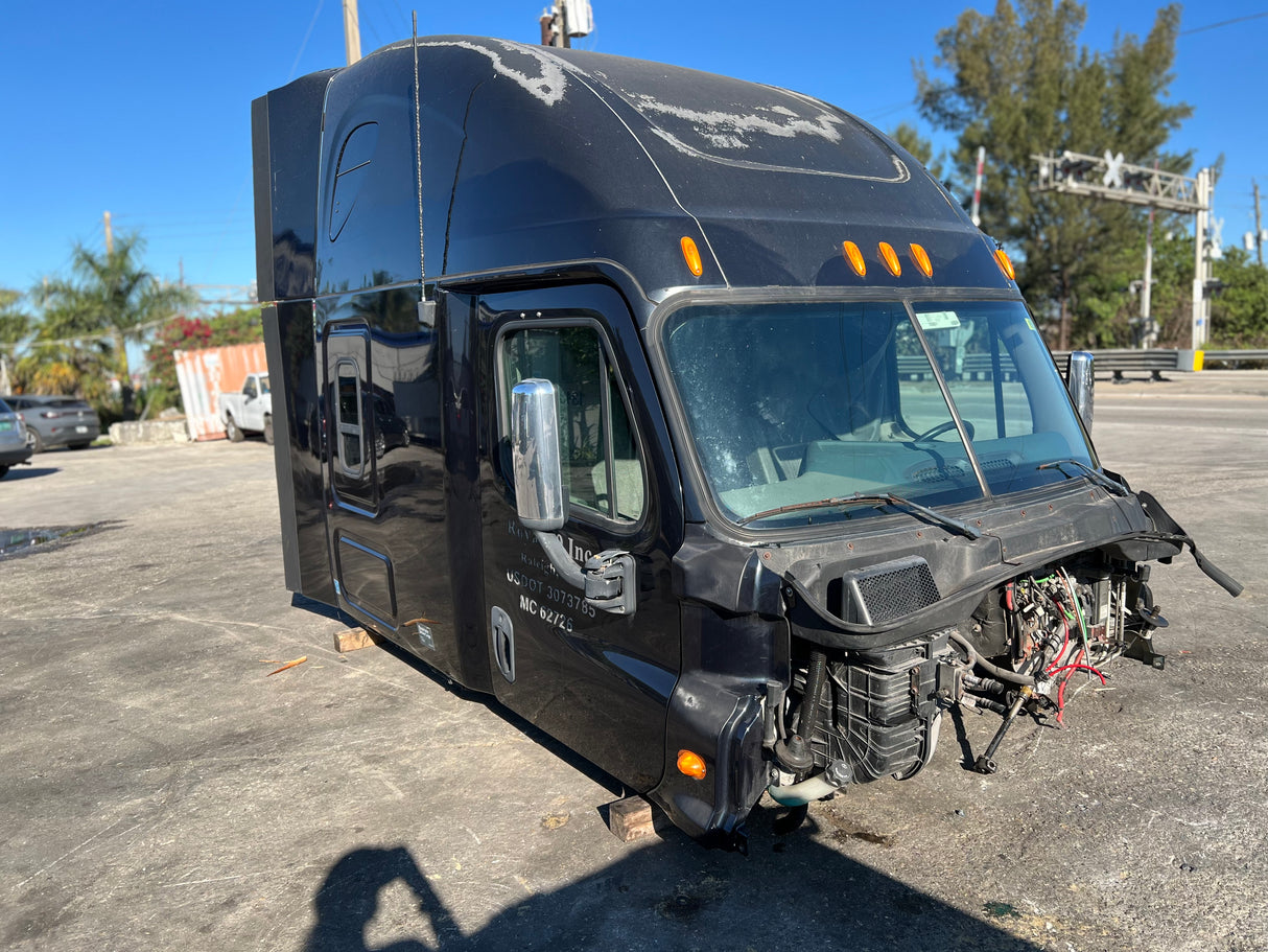 2013 Freightliner Cascadia 125 Conventional Sleeper Cab